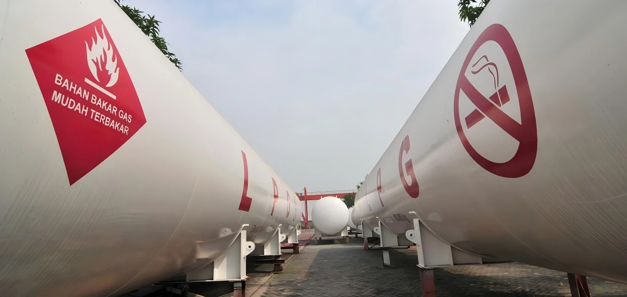 12-मीटर प्लेट रोलिंग मशीन टैंक निर्माण के लिए ? PT. MECO INOXPRIMA, इंडोनेशिया